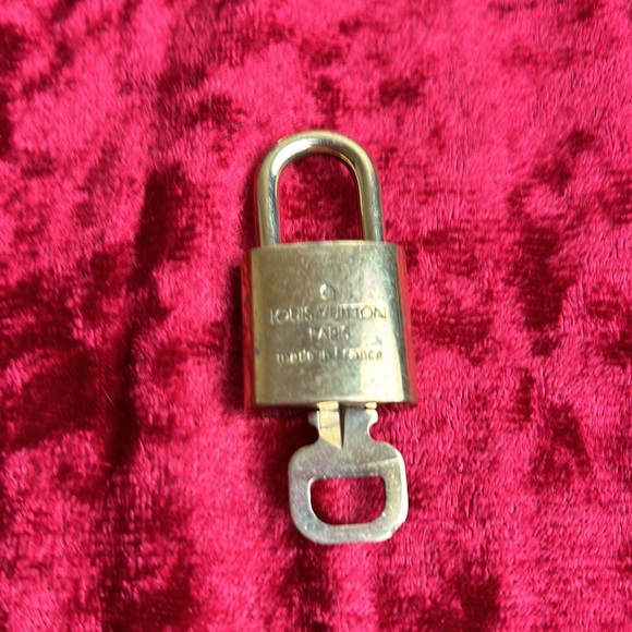 Louis Vuitton LV Lock And Key. Also included is a up cycle Keychain - Picture 3 of 8